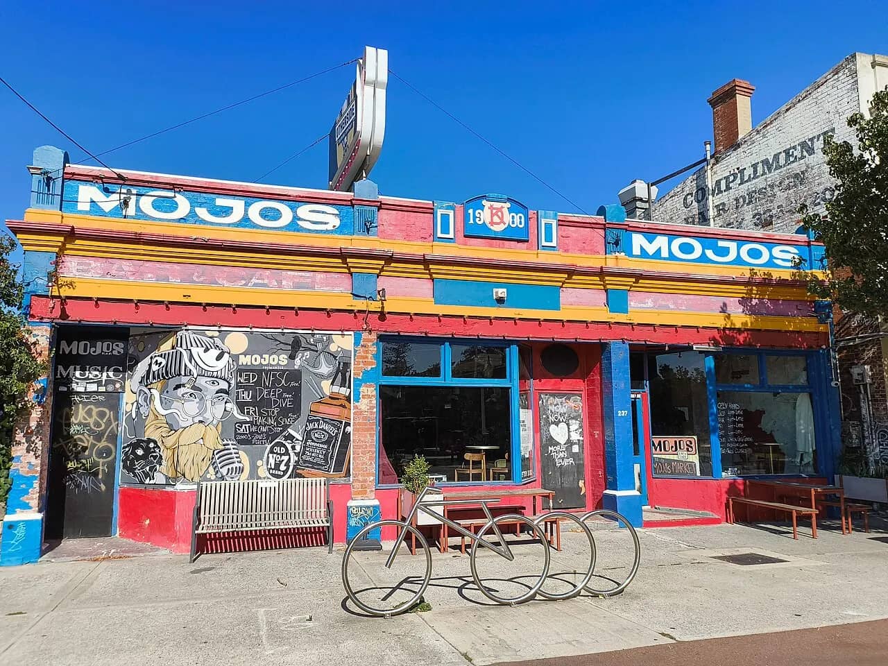 MOJO'S BAR