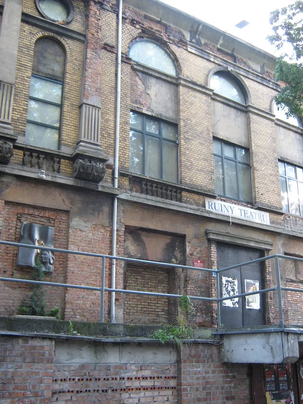 Ruiny Teatru Miejskiego, wzniesionego w 1890 roku w stylu historyzmu według projektu architektów Zimmerman und Wache