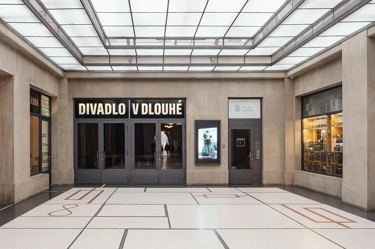 Divadlo v Dlouhé