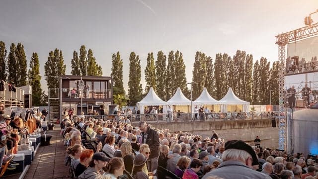 Seebühnen Lounge auf der Landzunge